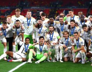 Bellingham Rayakan Gelar Juara Bersama Timnya di Stadion Wembley