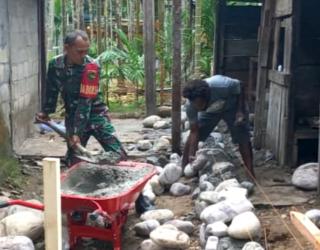 Wujud Sinergi TNI Bersama Rakyat, Babinsa Kuala Kencana Bantu Bangun Rumah Warga