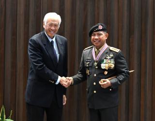 Panglima TNI Terima Meritorious Service Medal Singapura