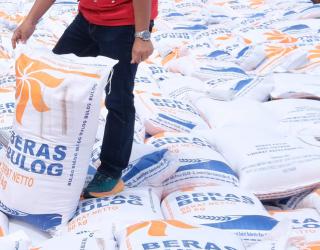 Perum Bulog menegaskan penggunaan kemasan seragam pada beras Stabilisasi Pasokan dan Harga Pangan (SPHP) ukuran 5 kilogram akan memudahkan distribusi.