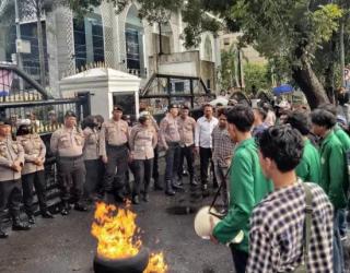 Puluhan Mahasiswa BEM UINSU Demo di Depan DPRD Sumut, Desak Pengesahan RUU Perampasan Aset