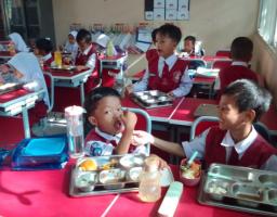 Gubernur Jawa Barat, Dedi Mulyadi, menyatakan pihaknya akan mengevaluasi pelaksanaan MBG di seluruh daerah. Foto ist