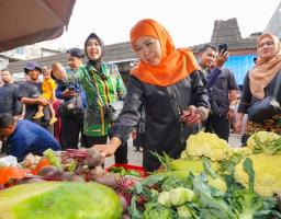 Gubernur Jawa Timur, Khofifah Indar Parawansa, merasakan langsung denyut nadi ekonomi Pasar Plaosan Magetan saat kunjungan kerjanya, Minggu (5/10). Foto/Humas Prov Jatim