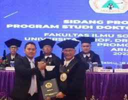 Gelar ini menjadi bukti bahwa anak petani pun bisa meraih pendidikan tertinggi jika memiliki semangat dan tekad kuat. Foto ist