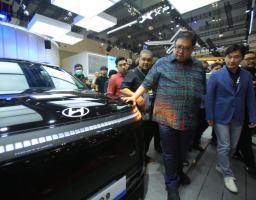 Airlangga Tinjau IONIQ 9 di GIIAS 2026, Pemerintah Dorong Akselerasi Kendaraan Listrik