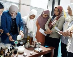 UNAIR Dampingi Petani Siki Tingkatkan Nilai Jual Minyak Nilam