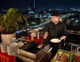 Sunset Sambil BBQ di Tengah Kota? Bisa di Rooftop EXCOTEL Surabaya