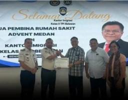 Imigrasi Belawan Terima Penghargaan dari RS Advent Medan atas Layanan Eazy Passport