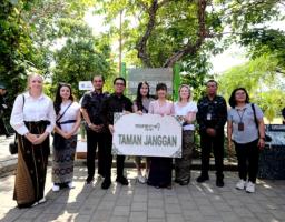 Bali Manfaatkan Sampah Plastik Multilapis untuk Papan Nama dan Penunjuk Jalan