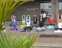 Sunset Yoga di Grand Whiz Poins Simatupang, Cara Baru Menikmati Wisata Jakarta