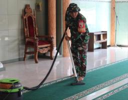 Aston Sidoarjo Bersihkan Masjid dan Salurkan Bantuan Kebersihan