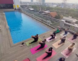 Yoga dengan Pemandangan Kota, Cara Segarkan Tubuh dan Pikiran di Tengah Kesibukan