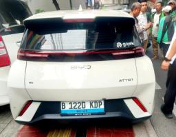 Mobil Listrik BYD Tabrak Lima Kendaraan di Panglima Polim, Ojol Jadi Korban