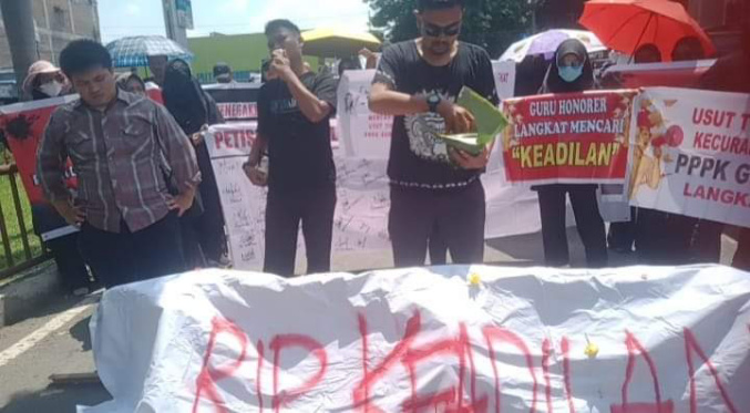Tuntut Keadilan Puluhan Guru Honorer Demo Mapolda Sumut