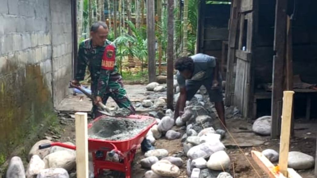 Wujud Sinergi TNI Bersama Rakyat, Babinsa Kuala Kencana Bantu Bangun Rumah Warga