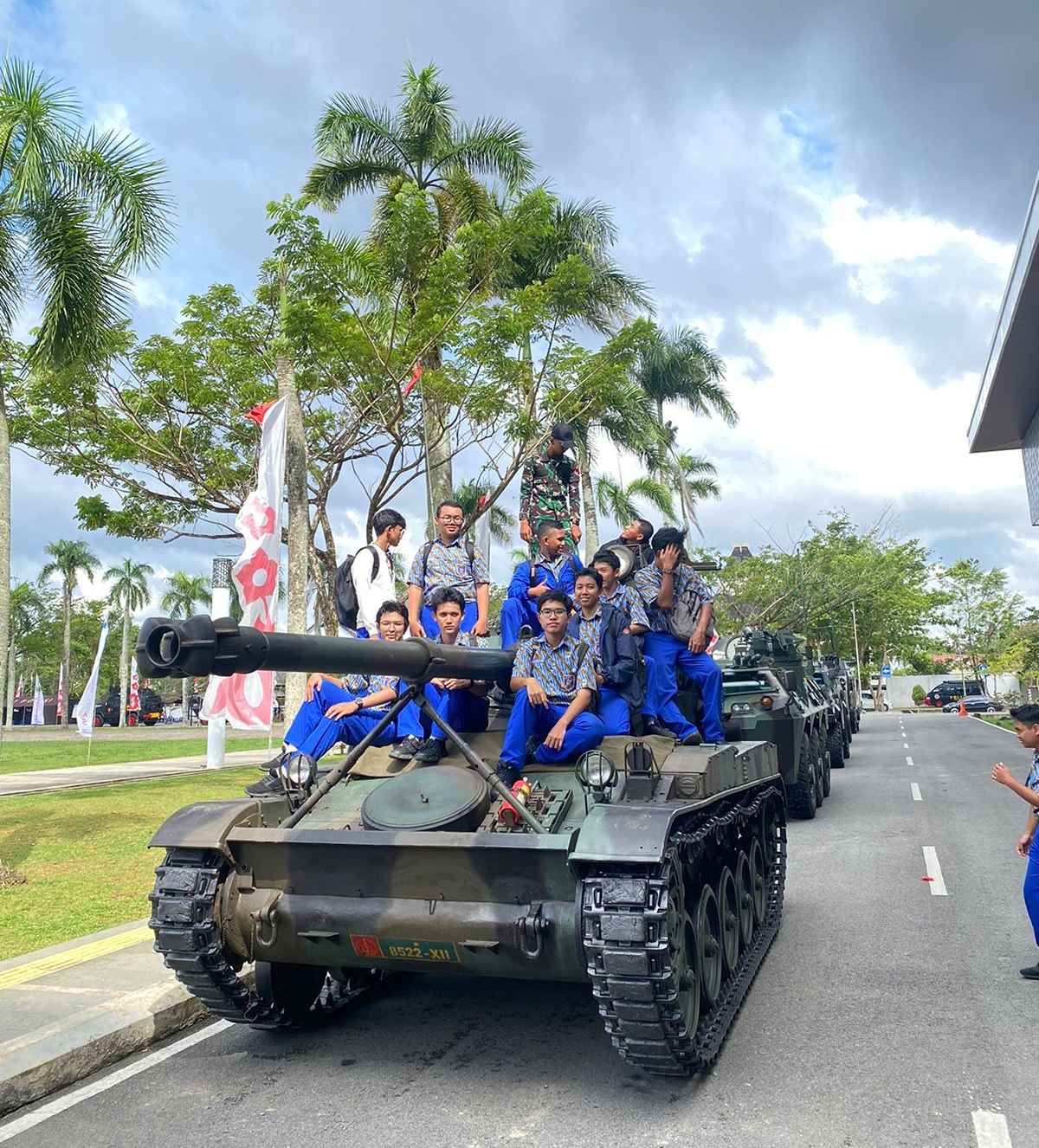 BNPP Canangkan Gerbangdutas, Pelajar dan Warga Antusias Lihat Tank Tempur di Kantor Gubernur Kalbar
