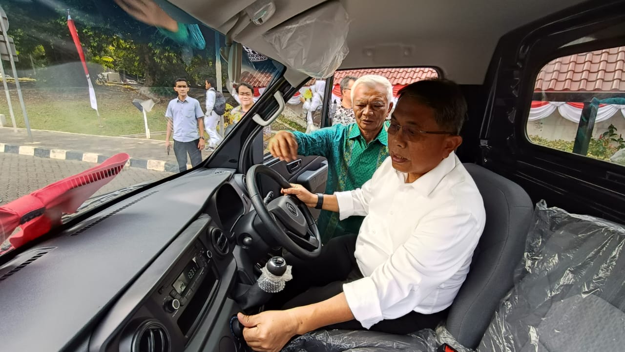 DFSK Hibahkan Mobil Pickup ke Kampus UI