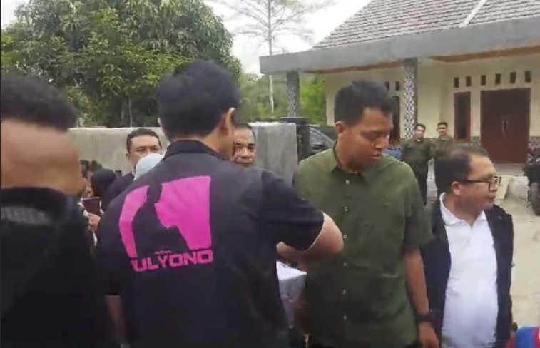 Blusukan ke Tangerang, Kaesang Pangarep Pakai Rompi “Putra Mulyono”
