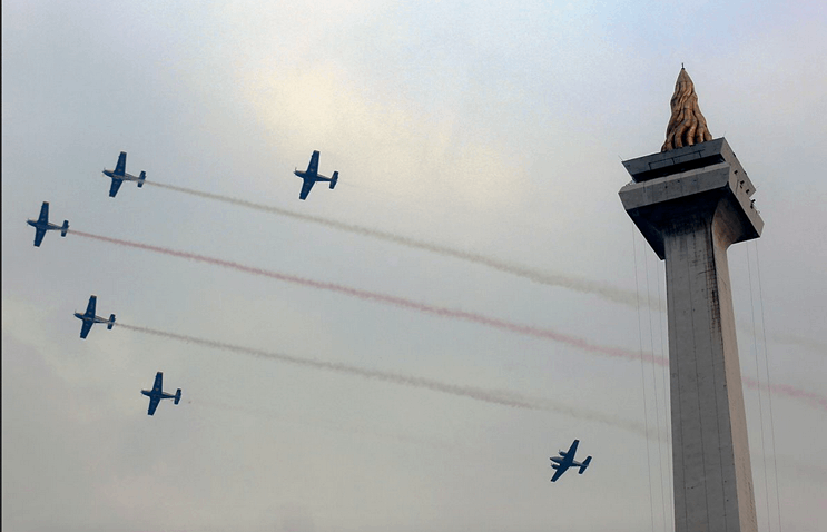 Gemuruh Pesawat Tempur dan Parade Alutsista Meriahkan HUT ke-79 TNI di Monas