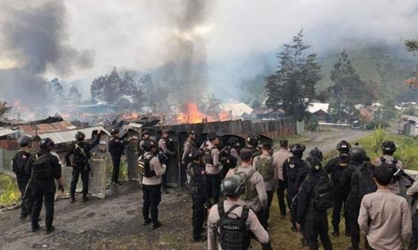 Pilkada di Puncak Jaya Membara: Antar Pendukung Paslon Bentrok, Korban Jiwa Berjatuhan, 40 Rumah Dibakar