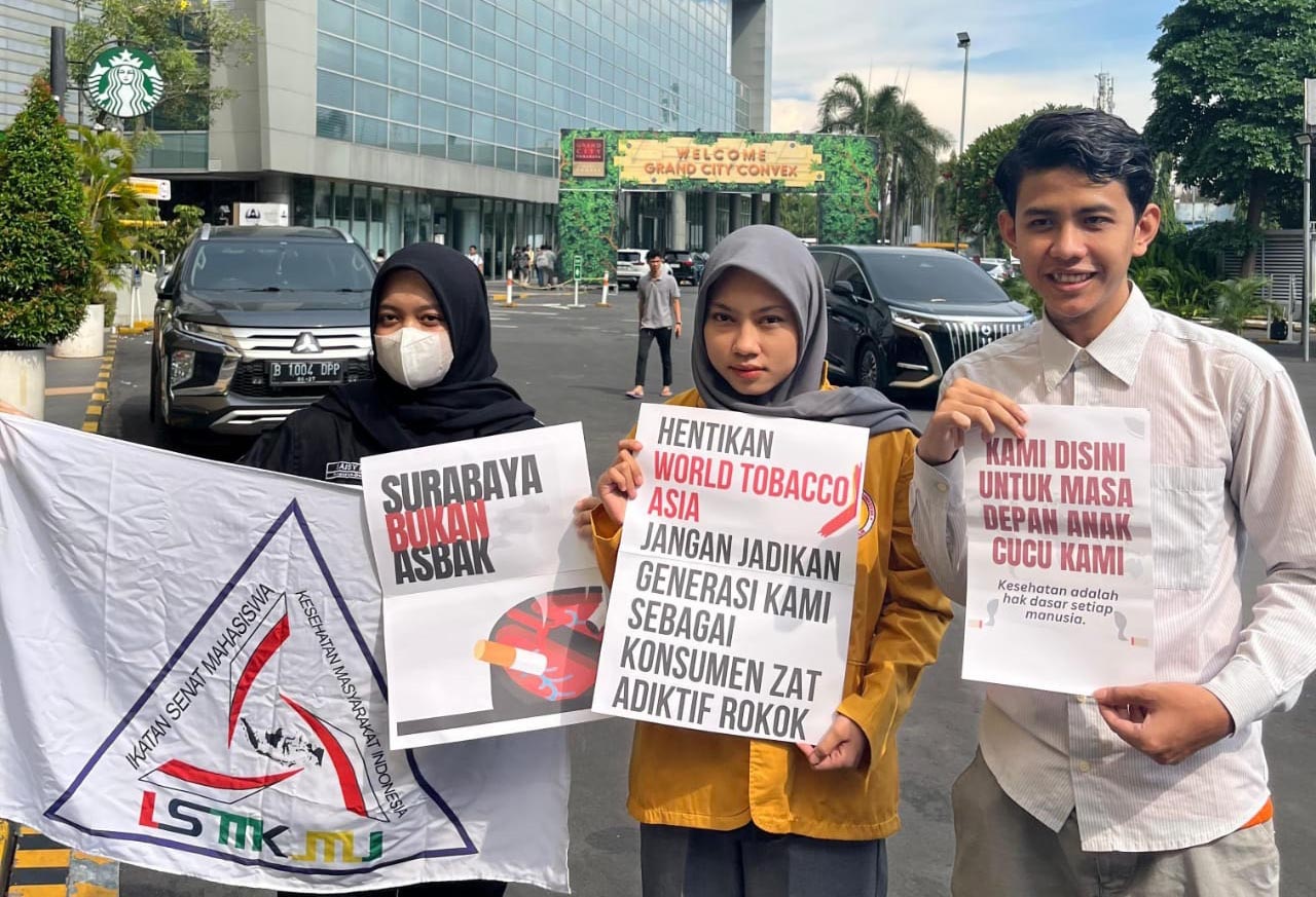Koalisi Muda Peduli Akan Kesehatan (KOMPAK) demo menolak World Tobacco Asia (WTA) & World Vape Show (WVS) 2025 di Grand City Convex Exhibition pada 23–24 Oktober 2025. Foto/Istimewa