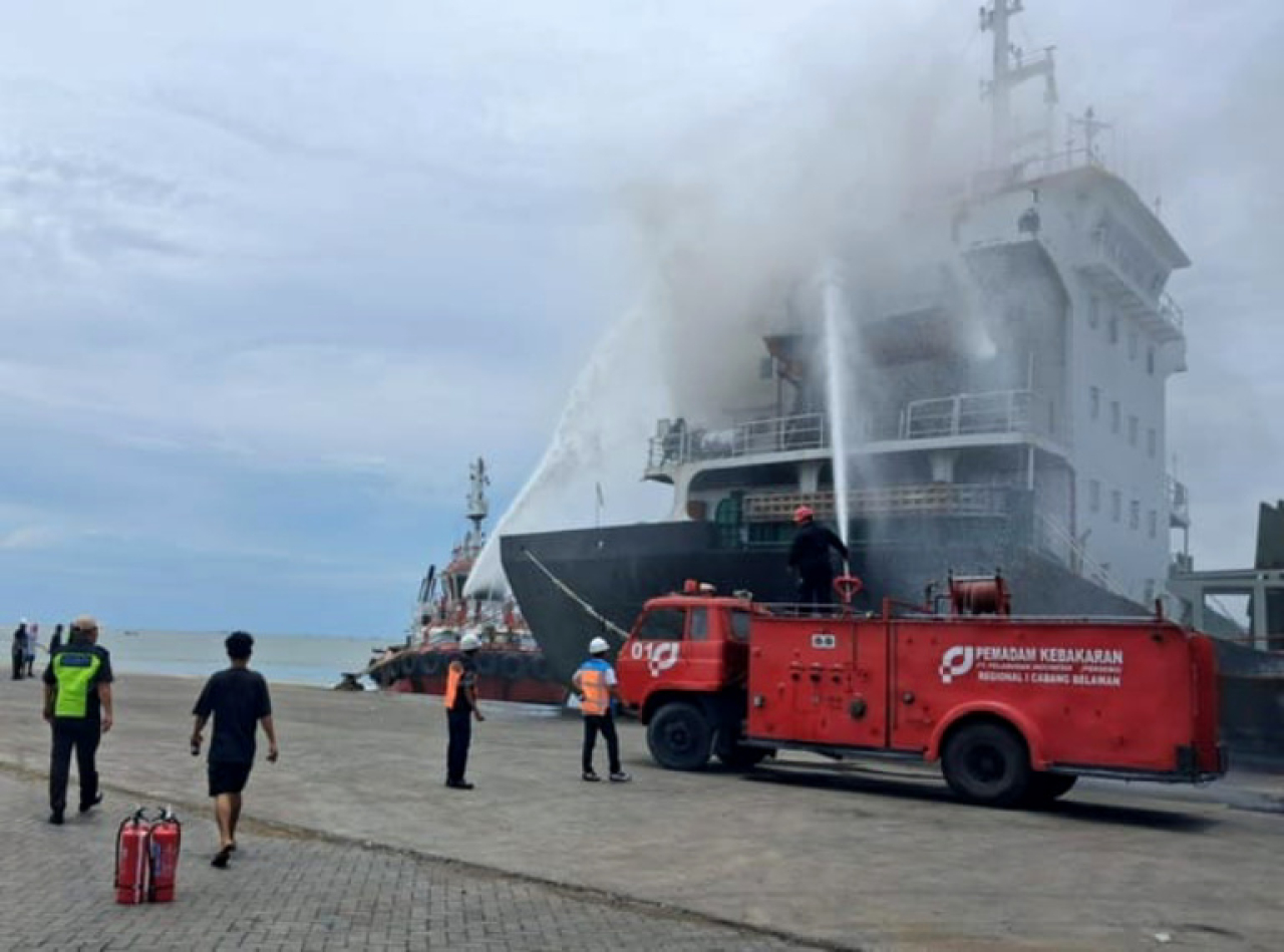 Dramatis! Api Mengamuk di Kapal KM Bintang Mas HSB 7, Ini yang Terjadi