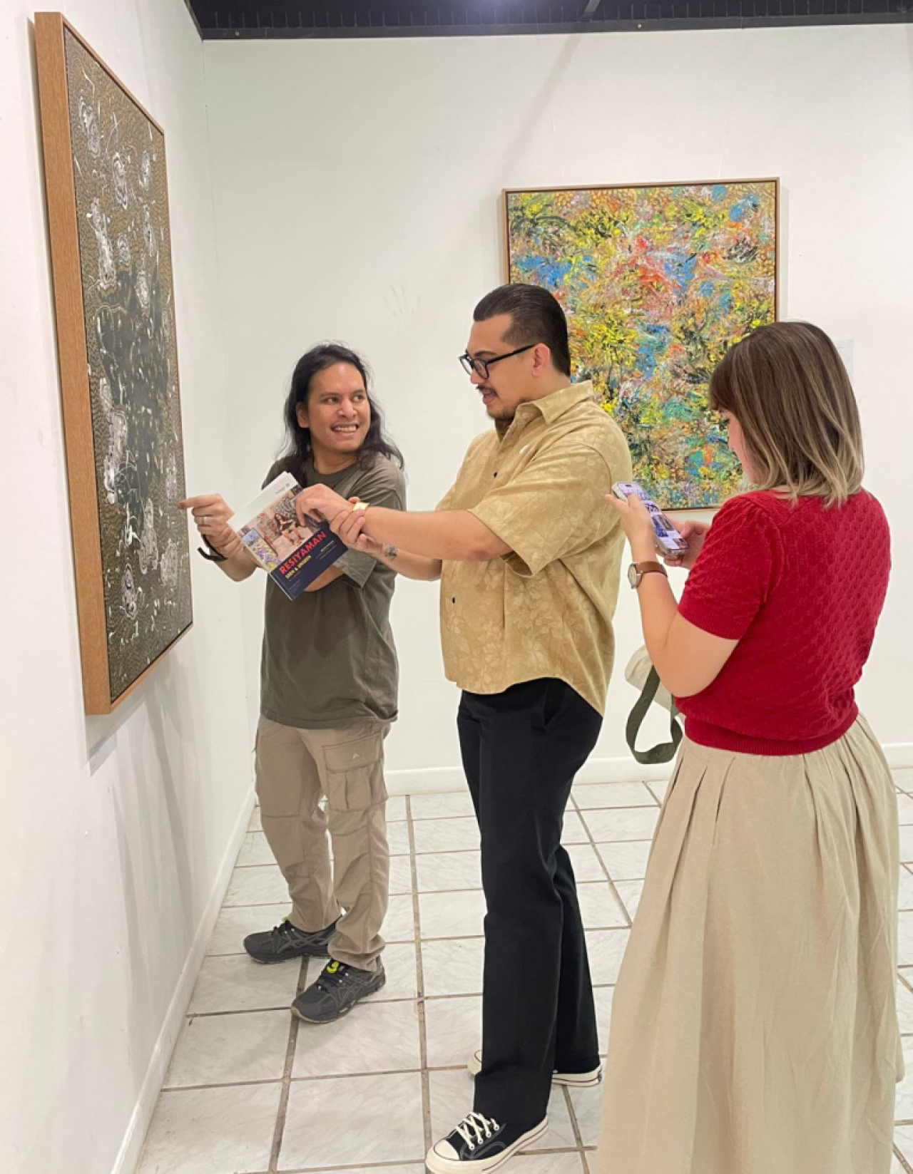 Lukisan Abstrak dan Puisi Berpadu di Pameran Seen & Unseen Jakarta