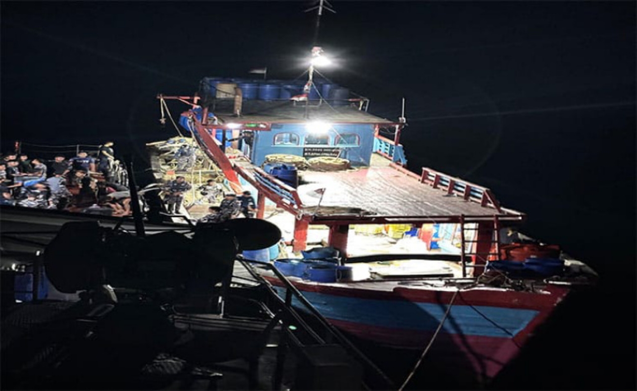 KRI Imam Bonjol Amankan Kapal Ikan, Diduga Ada Pesta Sabu di Laut