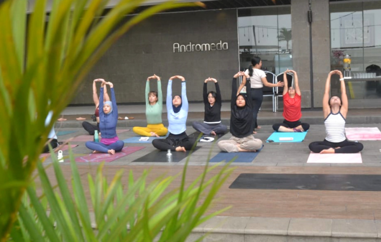 Sunset Yoga di Grand Whiz Poins Simatupang, Cara Baru Menikmati Wisata Jakarta