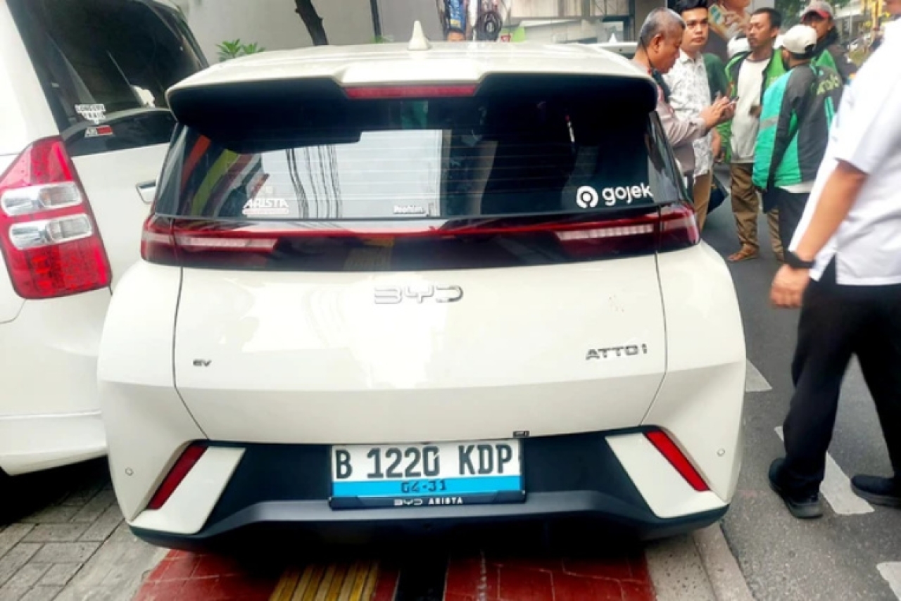 Mobil Listrik BYD Tabrak Lima Kendaraan di Panglima Polim, Ojol Jadi Korban
