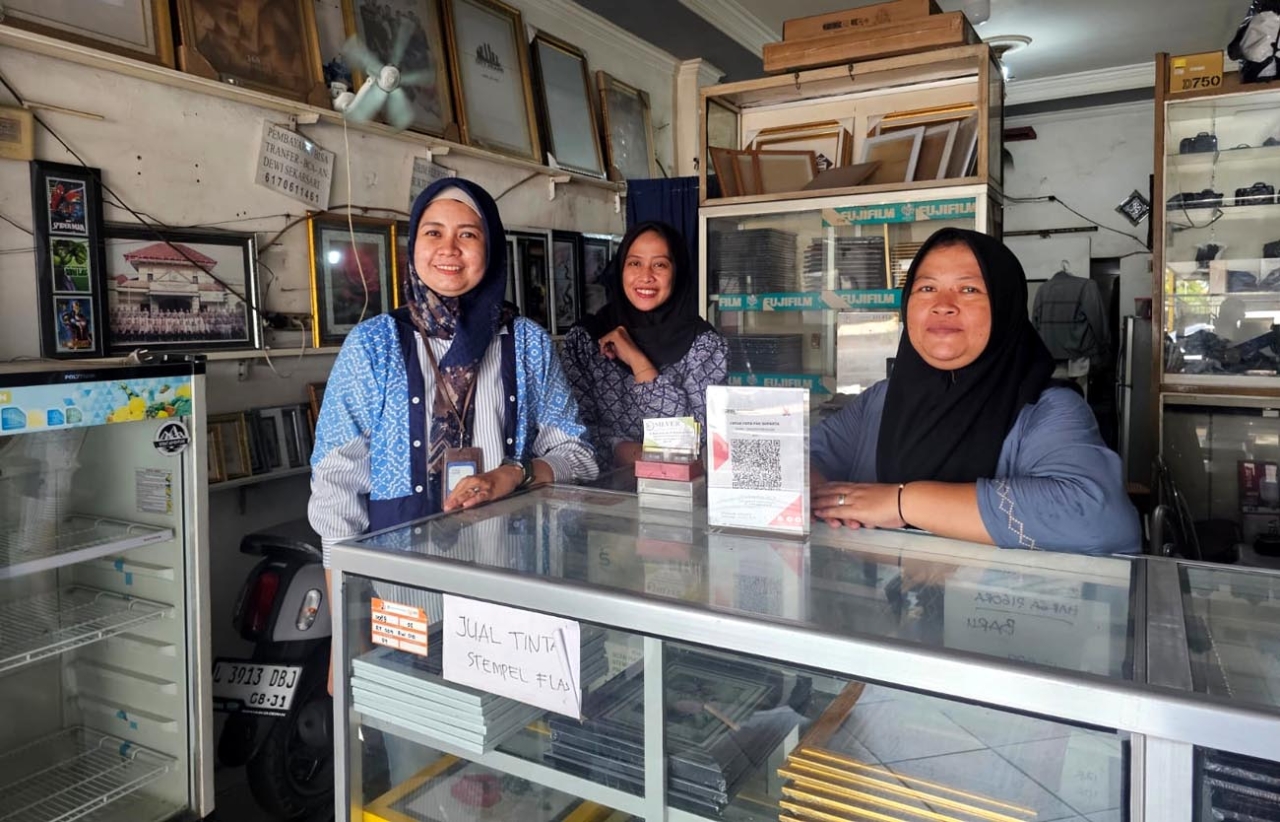 KUR BRI Dukung Suparta Kembangkan Usaha Pigura dan Fotografi di Surabaya